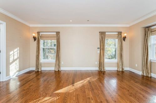 215 Locust Rd, Pleasantville NY  10570-3723 exterior