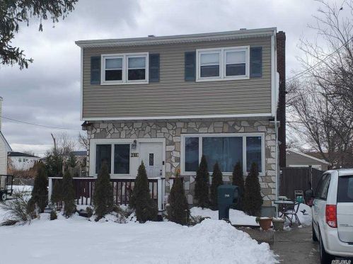 260 Baylawn Ave, Copiague, NY 11726-5006
