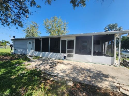 302 Pinecrest Ave, Moore Haven, FL 33471-3027