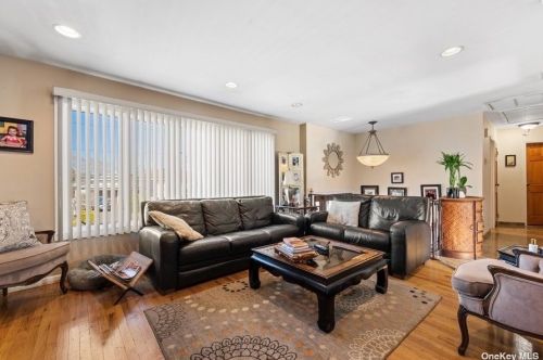 45 Harris Dr, Rockville Centre, NY 11572-5712