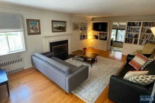 1130 Magnolia Rd, Teaneck NJ  07666-2744 exterior