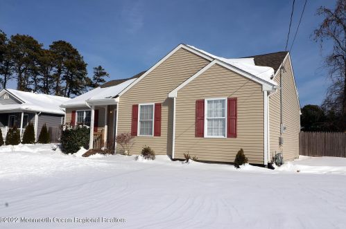 2132 Hollywood Dr, Lacey NJ  08731-3827 exterior