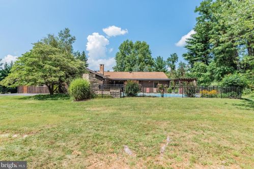 315 Sandbank Rd, Mount Holly Springs, PA 17065-1132
