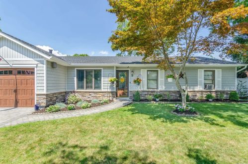 9 Merrick St, Holtsville, NY 11742-1214