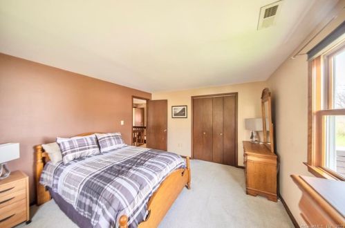 7 Edgewood Dr, Middletown CT 06457-3508 exterior