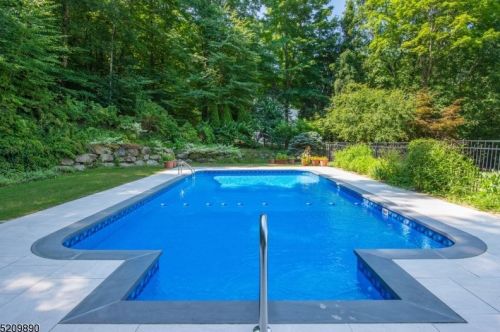 77 Fountain Dr, Skyline Lakes NJ  07456-2406 exterior