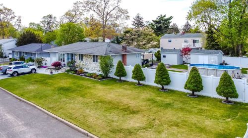 29 California Ave, Bayshore, NY 11706-5201