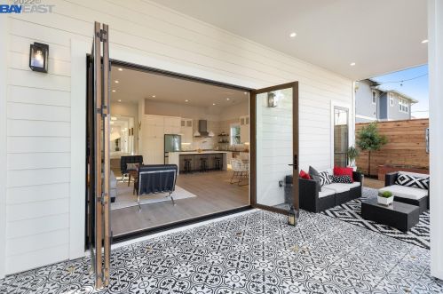 5926 Dover St, Oakland CA  94609-1426 exterior