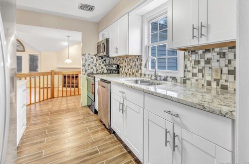 21 Lake Rd, Woodbury CT  06798-2326 exterior