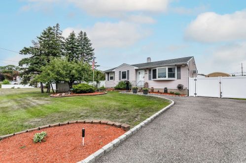 1130 14th St, Babylon, NY 11704-3218