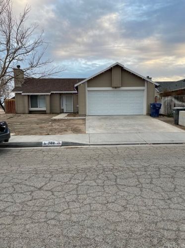 702 Avenue, Lancaster, CA 93534-7428