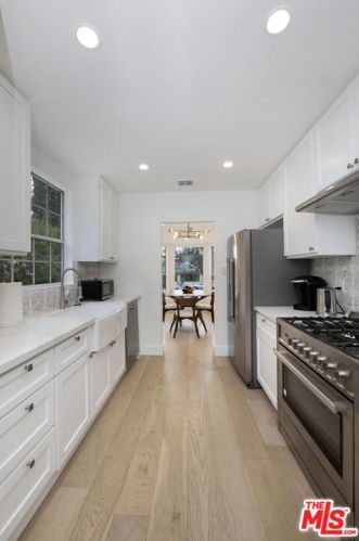 5143 Newcastle Ave, Van Nuys CA  91316-3512 exterior