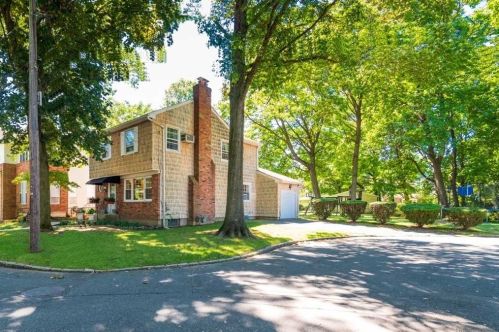 23 Willow Ln, Great Neck, NY 11023-1144