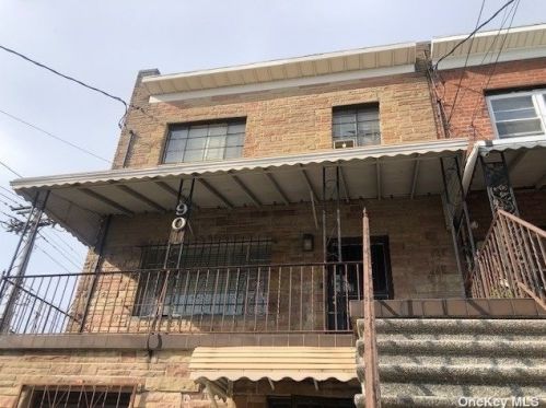 901 220th St, Bronx, NY 10469-1030