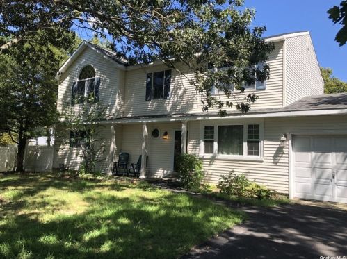 129 Hammond Rd, South Setauket, NY 11720-2854