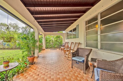 730 39th Pl, Hialeah, FL 33012-4247