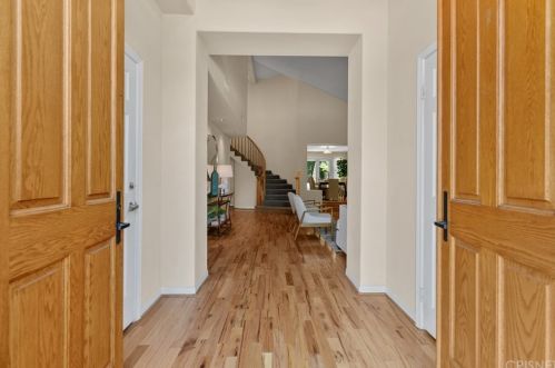 23644 White Oak Ct, Santa Clarita, CA 91321-3719