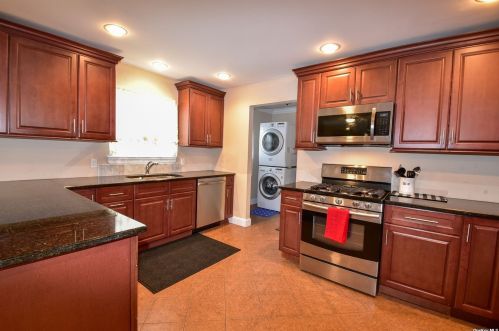 45 Crystal Brook Hollow Rd, Mount Sinai NY  11766-1606 exterior