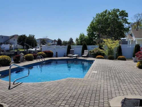 512 Avon Pl, West Islip NY  11795-4702 exterior