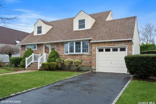 3836 Franklin Ave, Seaford, NY 11783-2305