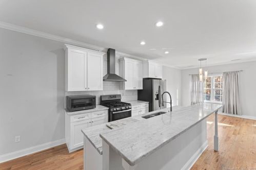 5 Netop Trl, Huntington, CT 06484-4914