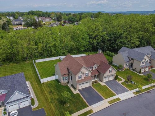 1105 Monarch Ln, Breinigsville PA  18031-9321 exterior