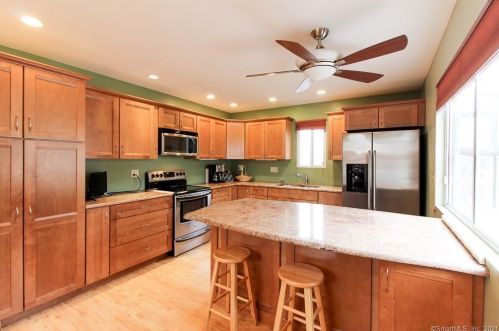 570 Pilgrim Hbr, Wallingford, CT 06492-5445