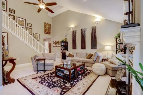 556 Bender Rd, Milwaukee, WI 53217-4105
