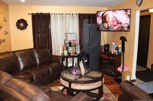 17 Crownbrook Dr, Waterbury, CT 06704-3325