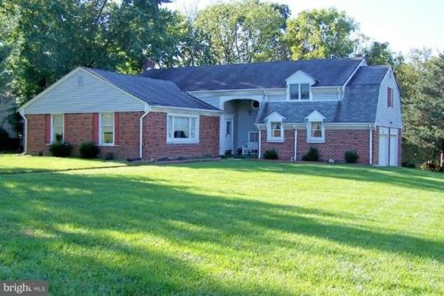 34 Gate House Dr, Southampton, PA 18966-2017