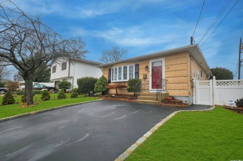 140 Lenox Rd, Babylon, NY 11704-4428