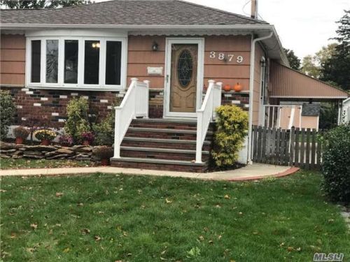 3879 South St, Seaford, NY 11783-3240