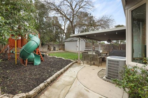 9020 Lismore Dr, Elk Grove CA  95624-2661 exterior