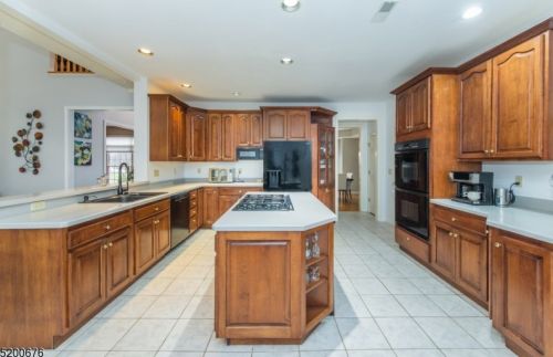 8 Jenny Ln, Wantage NJ  07461-4550 exterior