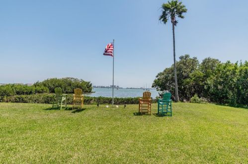 5148 31st Ave, Saint Petersburg FL  33707-5600 exterior