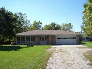 1754 Whitewater Dr, Manitowoc, WI 54220-9437