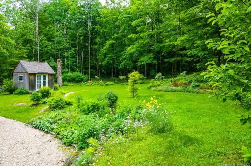 135 Farnum Rd, Lakeville CT  06039-2510 exterior