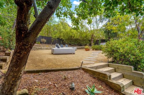 1719 Oak Dr, Topanga CA  90290-4025 exterior