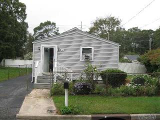 106 Weichers Ave, Hauppauge, NY 11779-5218