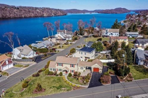 8 Lilac Ln, Brookfield Center, CT 06804-1412