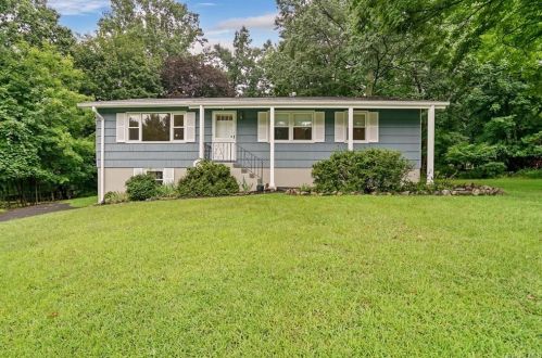 16 Heather Dr, Airmont, NY 10901-6628