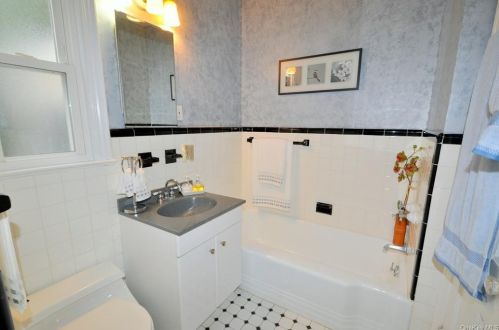 1 Maplewood Rd, Hartsdale NY  10530-1627 exterior