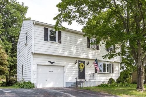 22 Metacomet Rd, Plainville, CT 06062-1822
