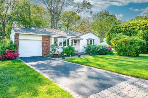 242 24th St, Deer Park, NY 11729-4838