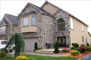 23 Henry St, Moonachie, NJ 07074-1122