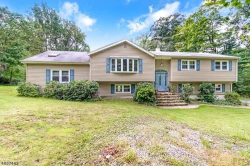 3 Carriage Ct, Dover, NJ 07869-2101