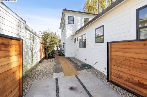 5926 Dover St, Oakland CA  94609-1426 exterior