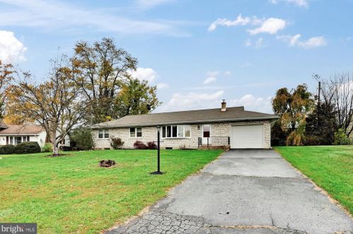 24 Earl Stoyer Dr, Schuylkill Haven, PA 17972-8960