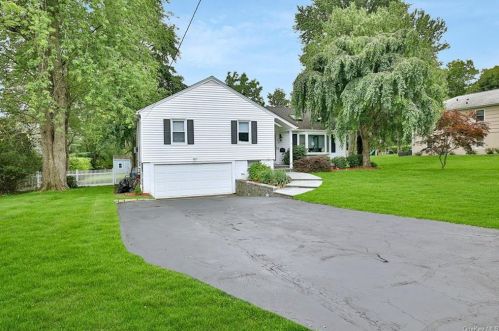 55 Greenwood Ln, Valhalla, NY 10595-1110