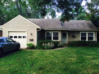 91 Edgewood Dr, Berea, OH 44017-1411